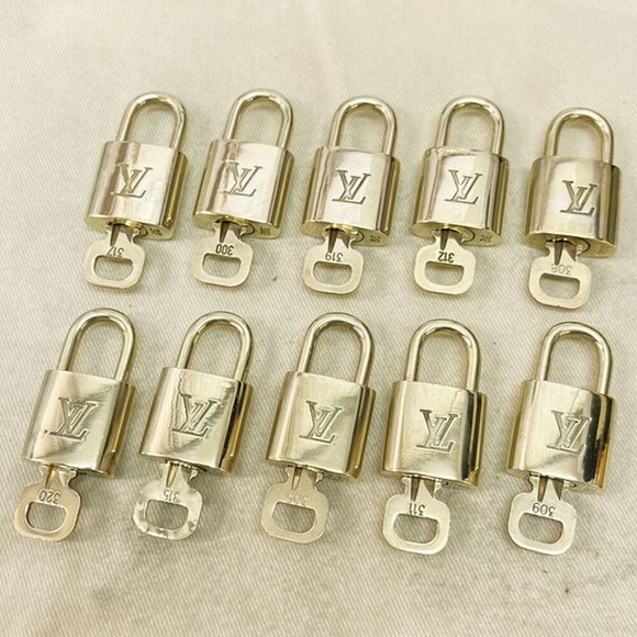 LOUIS VUITTON LV 10 SET PADLOCK KEY CHARM CADENA GOLD-PLATED FRANCE 35JF465 - Picture 1 of 4